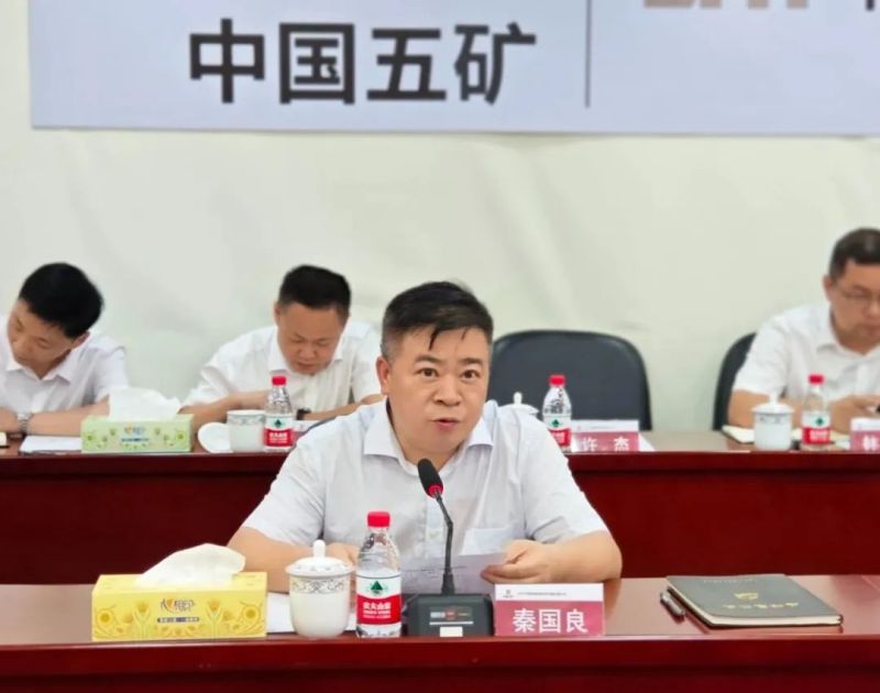 Bí thư Quận ủy Vương Thành, ông Vương Quốc Vinh cùng đoàn công tác đến công ty khảo sát.