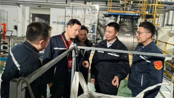 Ủy viên Ban Thường vụ Đảng ủy, Phó Tổng Giám đốc Shen Hui Ming đến công ty khảo sát